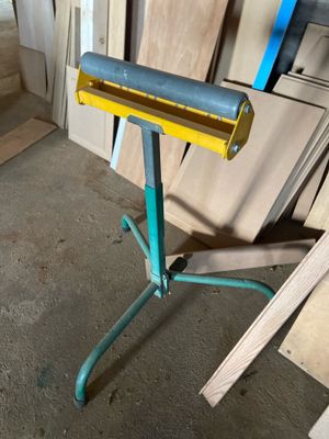 une photo d'une table sur laquelle se trouve un rouleau de papier