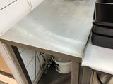 une petite cuisine avec une cuisinière et un micro-ondes posés sur le plan de travail