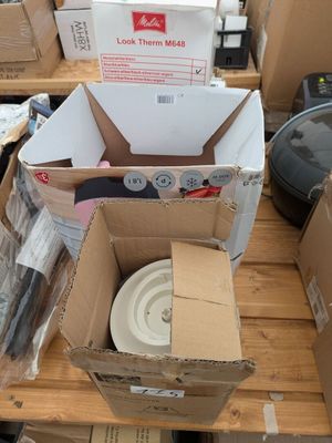 de nombreuses boîtes contenant divers objets, posées sur une table