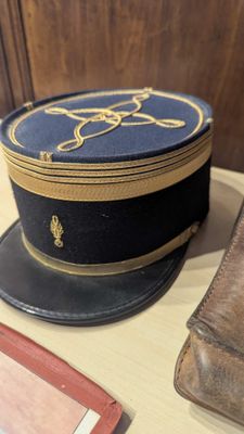 Lot sur le thème de la Gendarmerie composé de : un Képi de g…