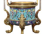 un grand vase bleu et or orné de fleurs