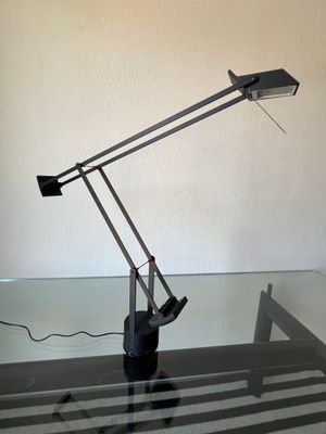 une lampe posée sur une table en verre