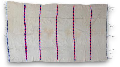 un tapis blanc à rayures rouges et bleues