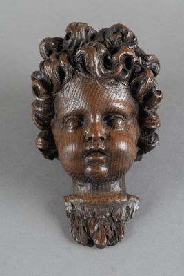 un gros plan sur la tête d'un enfant aux cheveux bouclés