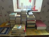 beaucoup de livres sur la table près de la fenêtre