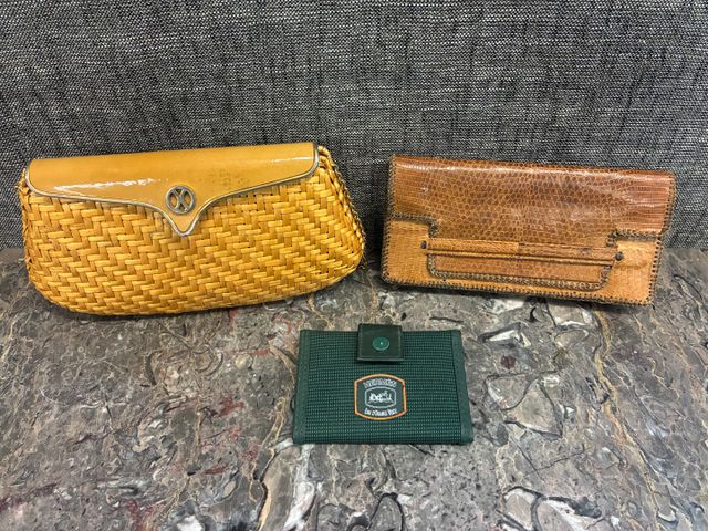 Lot comprenant 1 pochette en cuir de serpent, 1 porte-monnaie HER...