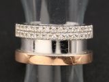 un gros plan d'une bague ornée d'une rangée de diamants