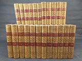 une pile de vieux livres posés les uns sur les autres