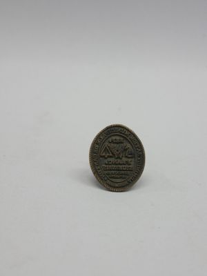 une petite pièce posée sur une surface blanche