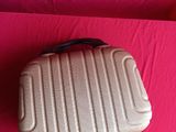 un bagage posé sur une surface rose