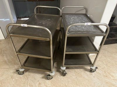deux chariots métalliques placés l'un à côté de l'autre