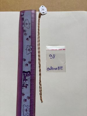 une photo d'un livre orné d'un ruban violet