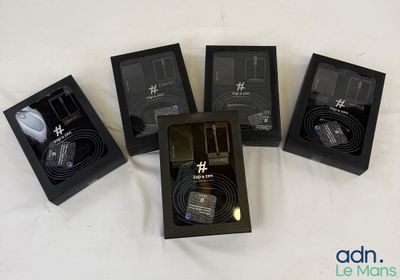 quatre types d'écouteurs différents dans une boîte noire posée sur une surface blanche