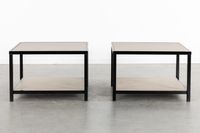 Deux grandes tables d'appoint carrées, en métal laqué noir e… (photo 3)