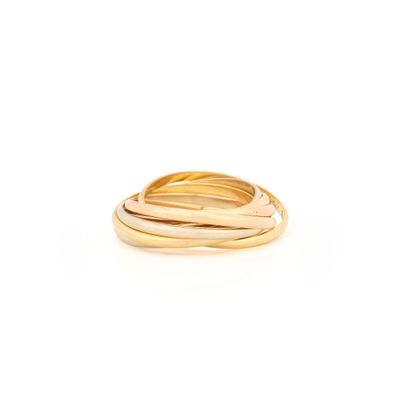 gros plan d'une bague en or sur fond blanc