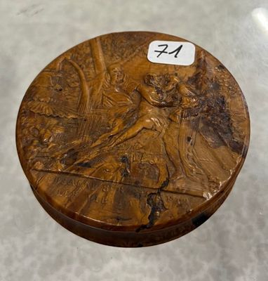 une image représentant une boîte en bois sur laquelle figurent une femme et un oiseau