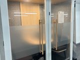une pièce avec une porte vitrée et une chaise à l'intérieur