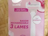 packaging of a razor on a table with a pink background