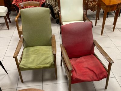 deux chaises assises l'une à côté de l'autre dans une pièce