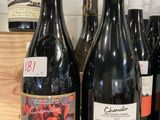 plusieurs bouteilles de vin sont alignées sur un comptoir