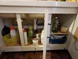 une photo d'un évier de cuisine encombré