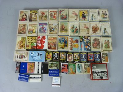 beaucoup de cartes sur la table avec beaucoup d'entre eux
