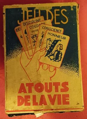 une boîte de cartes à jouer posée sur une table