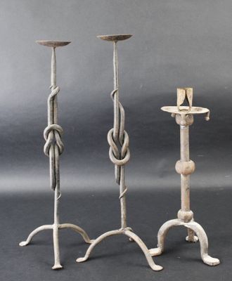 Paire de pique cierges en fer forgé à fût à motif de noeud p… - Photo 1