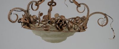 une lampe suspendue au plafond de la pièce