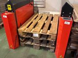 une grosse machine posée sur une palette dans un entrepôt