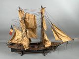 une maquette de voilier exposée sur une table