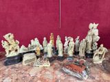 un grand nombre de figurines posées sur une table