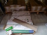 un tas de bois posé par terre à côté d'une palette de bois