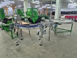une machine qui fonctionne sur un tapis roulant dans une usine