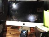 une photo d'un bureau sur lequel se trouvent un ordinateur et un téléphone portable