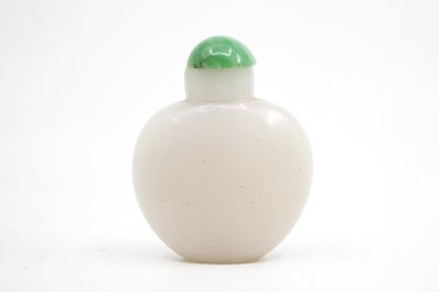 CHINE, fin du XIXe siècle Tabatière en verre opalin, le bouc… - Photo 1