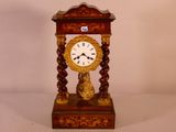 une petite horloge posée sur une table