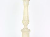 l'image d'une lampe posée sur une table