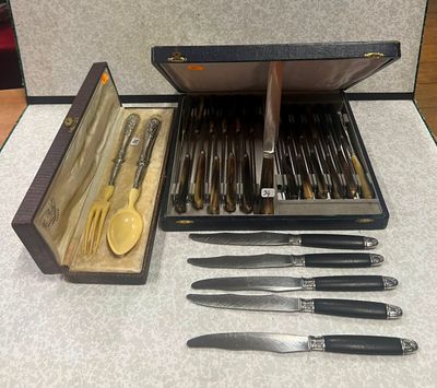 beaucoup de couteaux et de cuillères dans un coffret