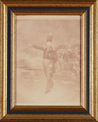 une vieille photo d'un homme en costume-cravate tenant une raquette de tennis