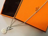 Collier Hermès « Zodiac » présenté dans un coffret orné d'une clé