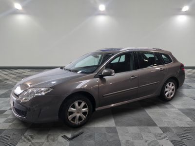 la photo d'une voiture garée dans un garage