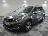 la voiture grise est garée dans le garage sur le sol en damier