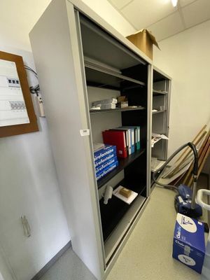 une pièce dans laquelle se trouvent une bibliothèque et quelques étagères