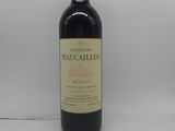 bouteille de vin rouge avec bouchon rouge sur fond blanc
