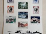 une photo d'une photo d'une carte postale sur laquelle sont collés des timbres
