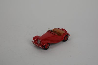 une voiture jouet posée sur une surface blanche