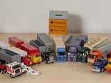 de nombreux camions miniatures alignés sur la table