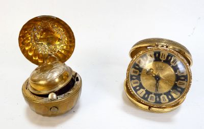 deux horloges placées l'une à côté de l'autre sur une surface blanche
