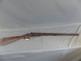 le fusil est posé sur un drap blanc, par terre